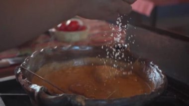 Tavuk yahnisine tuz eklemek, yemeğin lezzetlerini ortaya çıkarmak için baharatın önemini vurgulamak.