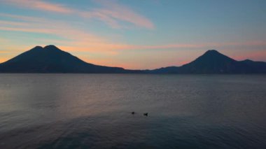 Gölün kıyısında gün doğumu Arka planda Dağlar