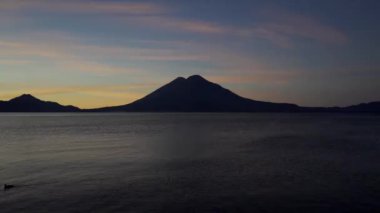 Atitlan Gölü 'nden gelen volkanların görüntüsüyle gün doğumu