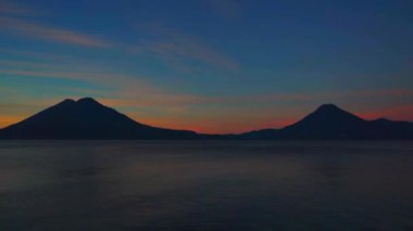 Bu zaman atlaması, Atitlan Gölü 'nde güneşin doğuşunun güzel sürecini yakalar. Gün ışığının ilk ışıkları suyu ve gölün etrafındaki volkanları yavaş yavaş aydınlatır..