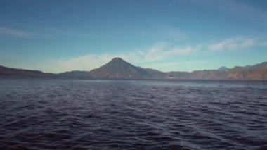 Hareketli Tekne 'den Dağlar ve Volkanlar Görünümü