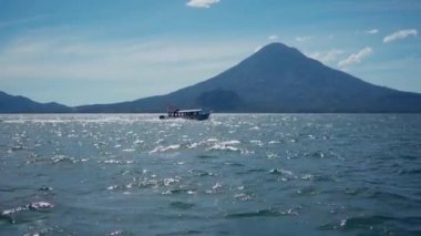 Atitlan Gölü 'nde Paralel Tekne