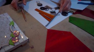 Bu resimde, küçük bir mozaik oluşturmak için gerekli olan çeşitli elementleri gözlemliyoruz..