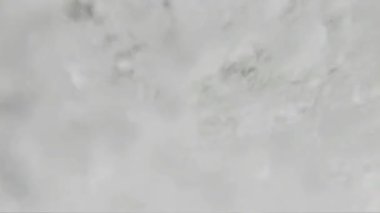 Görüntü denizin içinden bir çekim gösteriyor. Dalgaların çalkantısını ve etrafındaki enerjiyi yakalıyor..