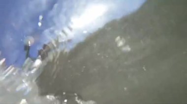 Denizin içinden bir perspektif, tedirgin dalgaların enerji ve hareketlerini yakalıyor..