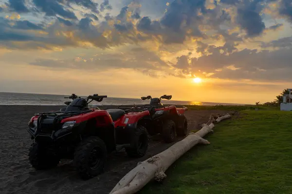 Okyanus kenarındaki bir motosikletin çarpıcı fotoğrafçılığı macera ruhunu, özgürlüğü ve doğayla bağlantısını yakalıyor. Reklam projeleri, seyahat blogları veya ilham verici yaşam tarzı içeriği için mükemmel.