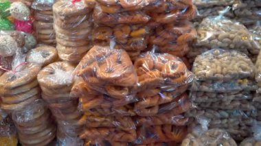 Patzn, Chimaltenango 'dan geleneksel tatlı ekmekler, yerel tariflerle hazırlanmış yumuşak ve altın dokularını gösteren ve yerel Guatemala gastronomisinin bir kısmını temsil eden bir çantada sunuluyor..