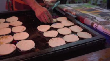 Sıcak bir ızgarada kızaran taze tortillalar, sıcak yağda mükemmel pişerken altın, çıtır çıtır dokularını sergiliyorlar..