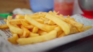 Taze pişmiş, altın ve çıtır çıtır patates kızartması. Lezzetli bir aperatif ya da fast food için meze olarak hazır..