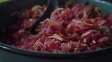 Yeşil bir tencerede el işi el ilanı karıştıran bir kepçenin yakın çekimi. Köy yemekleri, Orta Amerika tipik yemekleri ve taze ev yapımı yemekler..