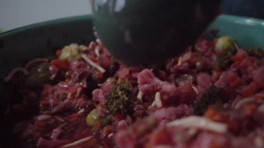 Sebze salamurası servis eden bir hanımefendi.