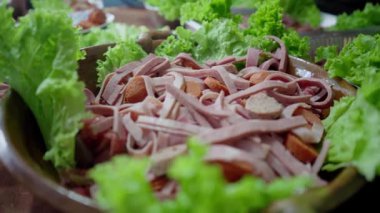 Guatemala usulü bir tabağın üzerine yavaşça düşen sosisin çok detaylı bir çekimi..