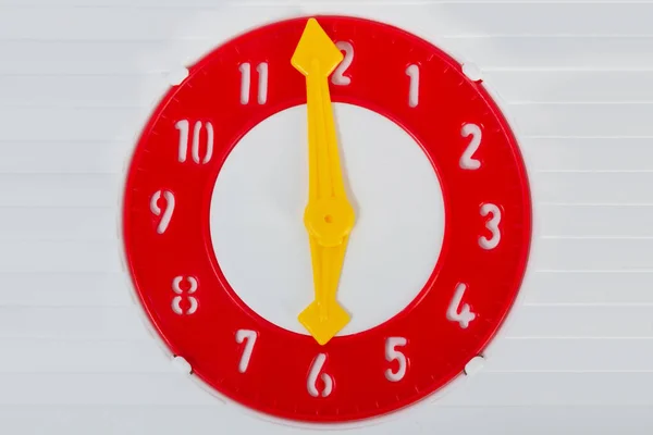 Foto Von Kunststoff Rot Gefärbte Kinder Spieluhr Mit Gelben Uhrenzeiger — Stockfoto