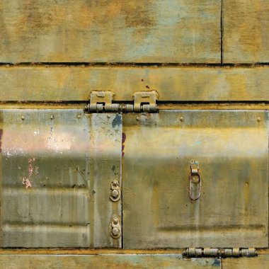 Perçin ve menteşeli, paslı ve yıpranmış yeşil renkli araç yüzeyinin kusursuz desenli fotoğrafı..