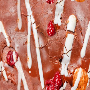 Çikolatalı pasta yüzeyinin pürüzsüz ve fındıklı fotoğrafı..