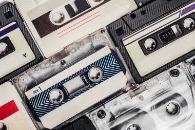 Düz zemin üzerinde duran eski ses kaset yığınının fotoğrafı.