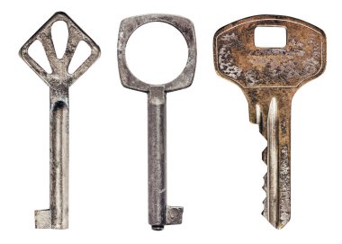 Beyaz arka planda eski moda paslı anahtarların izole edilmiş fotoğrafı..