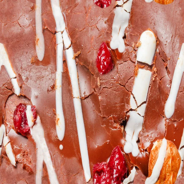 Çikolatalı pasta yüzeyinin pürüzsüz ve fındıklı fotoğrafı..