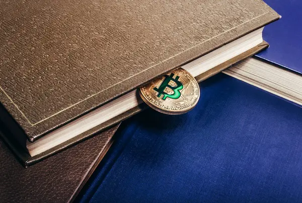 Foto Eines Bücherstapels Mit Einer Grünen Bitcoin Münze Darin Stockfoto