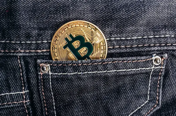 Foto Bitcoin Emas Saku Belakang Celana Denim Stok Gambar Bebas Royalti