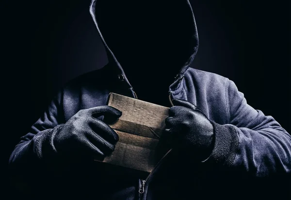 Foto Homem Encapuzado Sombreado Assustador Escondendo Pacote Caixa Papelão Fundo Fotos De Bancos De Imagens