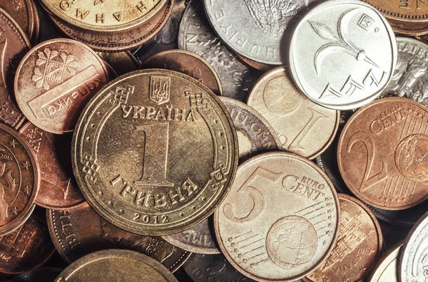 Foto Von Hrivna Münze Die Auf Einem Haufen Europäischer Münzen lizenzfreie Stockbilder