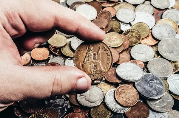 Foto Einer Männlichen Hand Die Eine Britische Ein Cent Münze Stockbild