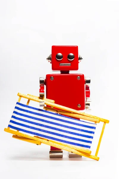 Foto Terisolasi Dari Robot Mainan Merah Memegang Kursi Lipat Pada — Stok Foto