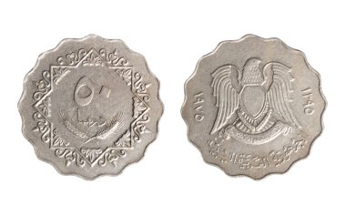 1971-2017 arası Libya dinar dönemine ait 50 Libya 1975 Dirham bakır nikel sikkesinin izole fotoğrafı beyaz arka planda.