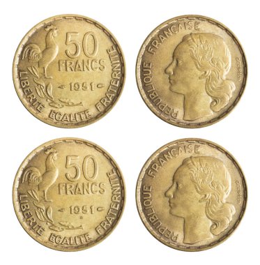 Beyaz zemin üzerinde 4. Cumhuriyet 1944-1959 yıllarında 50 Fransız alüminyum-bronz sikkesinin izole edilmiş fotoğrafı..