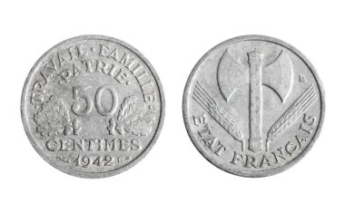 Beyaz arka planda, Vichy France 1941-1944 yıllarında 50 Fransız alüminyum sikkesinin izole edilmiş fotoğrafı..