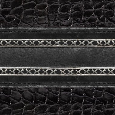 Siyah renkli timsah derisi deri kumaşlı, süslü metal kemer oymalı, kusursuz 4k fotoğraf desenli fotoğraf..