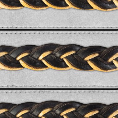 Kahverengi ve siyah deri dokuma ipinin kusursuz 4k fotoğraf deseni, dikişli beyaz kemer arka planında kemer deseni...