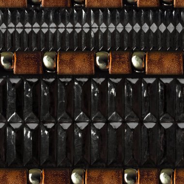 Kahverengi deri kolye ile metal parçalar ve kabartmalı deri elementlerin kusursuz 4k fotoğraf deseni fotoğrafı..