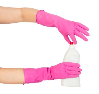 Beyaz arka planda pembe lastik eldivenli ve bulaşık deterjanı şişesini açan kadının izole edilmiş fotoğrafı..