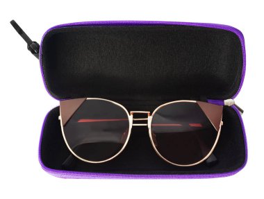 Kadın güneş gözlüklerinin beyaz arka planda sert bir kılıfın içinde duran izole fotoğrafı..