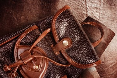 Koyu kahverengi deri sırt çantasının fotoğrafı..