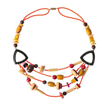 Beyaz arka planda boncuklu etnik kabile ahşap kolyesinin izole edilmiş fotoğrafı..