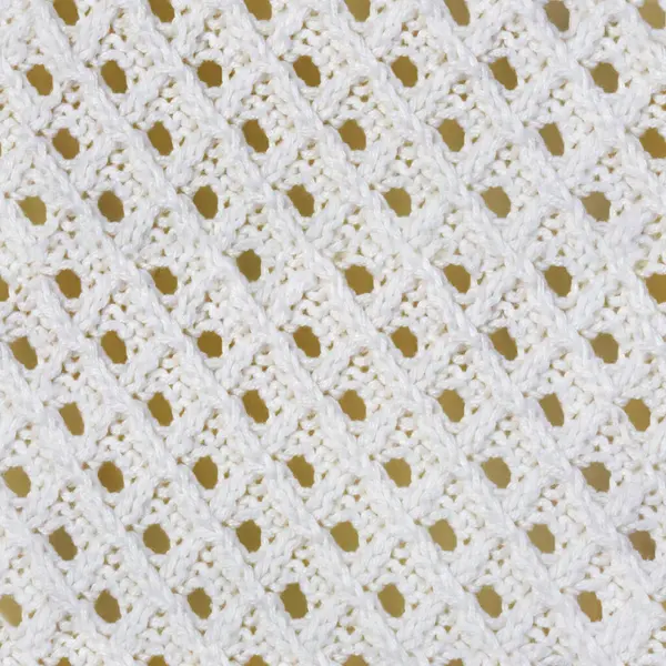 Beyaz renkli örülmüş ve delinmiş yün kazak kumaşının kusursuz 4k fotoğraf dokusu.