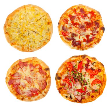 Beyaz zemin üzerinde çeşitli pizza türlerinin izole edilmiş üst görünüm fotoğrafı.