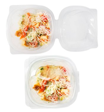 Beyaz arka planda plastik kabın içinde somon sezarı salatasının izole edilmiş üst görüntü fotoğrafı.