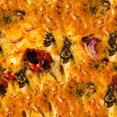 Peynirli ve kurutulmuş domatesli fırınlanmış sebze güvecinin kusursuz 4k fotoğraf dokusu..