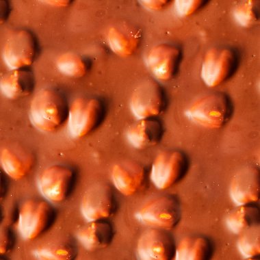 Fındık kaplı sütlü çikolatanın kusursuz 4k fotoğraf dokusu.