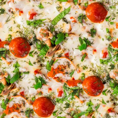 Mantarlı, yeşil soğanlı ve dereotlu pizzanın kusursuz 4k fotoğraf dokusu..