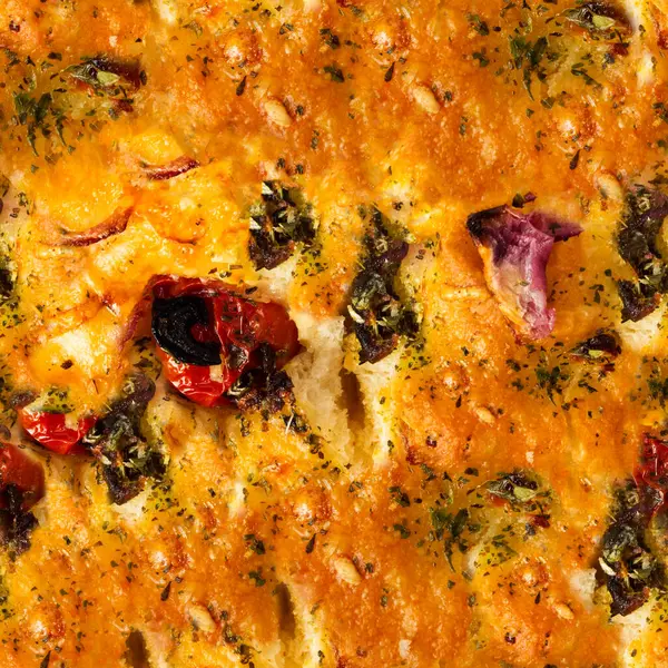 Peynirli ve kurutulmuş domatesli fırınlanmış sebze güvecinin kusursuz 4k fotoğraf dokusu..