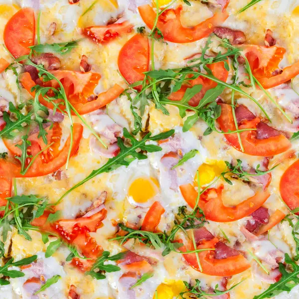 Domatesli, yumurtalı ve etli pizzanın kusursuz 4k fotoğraf dokusu..