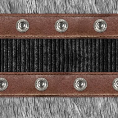 Deri kayışlar, düğmeler ve bez kelepçelerle açık gri kürkün kusursuz 4k fotoğraf dokusu.