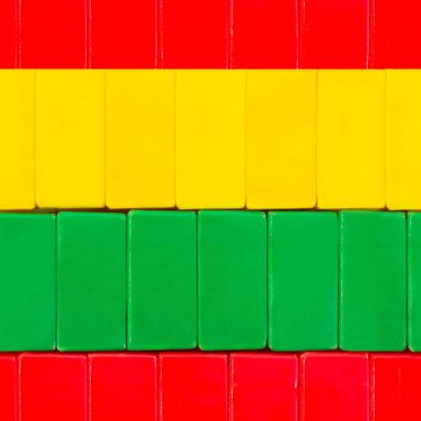 Kırmızı, yeşil ve sarı plastik blokların kusursuz 4k fotoğraf dokusu oyuncağı. Yapı blokları deseni.