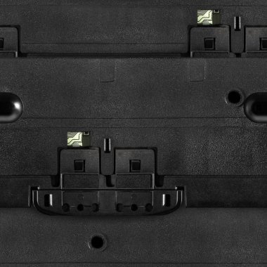 Siyah renkli plastik panel yüzeyinde devre kartı takılı, kusursuz 4k fotoğraf dokusu materyali.