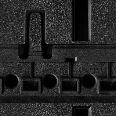 Siyah renkli plastik panel yüzeyinde delikleri olan 4k 'lık fotoğraf dokusu kusursuz bir şekilde kapat.